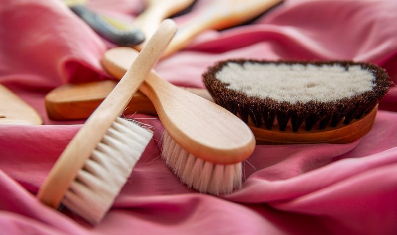 Bürsten für Haarbehandlungen aus nachhaltigem Material von Naturcoiffeur Luzern Christina Birrer